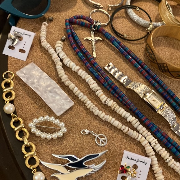 Big 61 piece lot of ladies/girls assorted estate sale jewelry, necklaces, watch+ - Picture 4 of 16